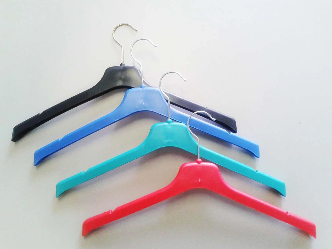 Cabides modelo F43 produzidos em diferentes cores